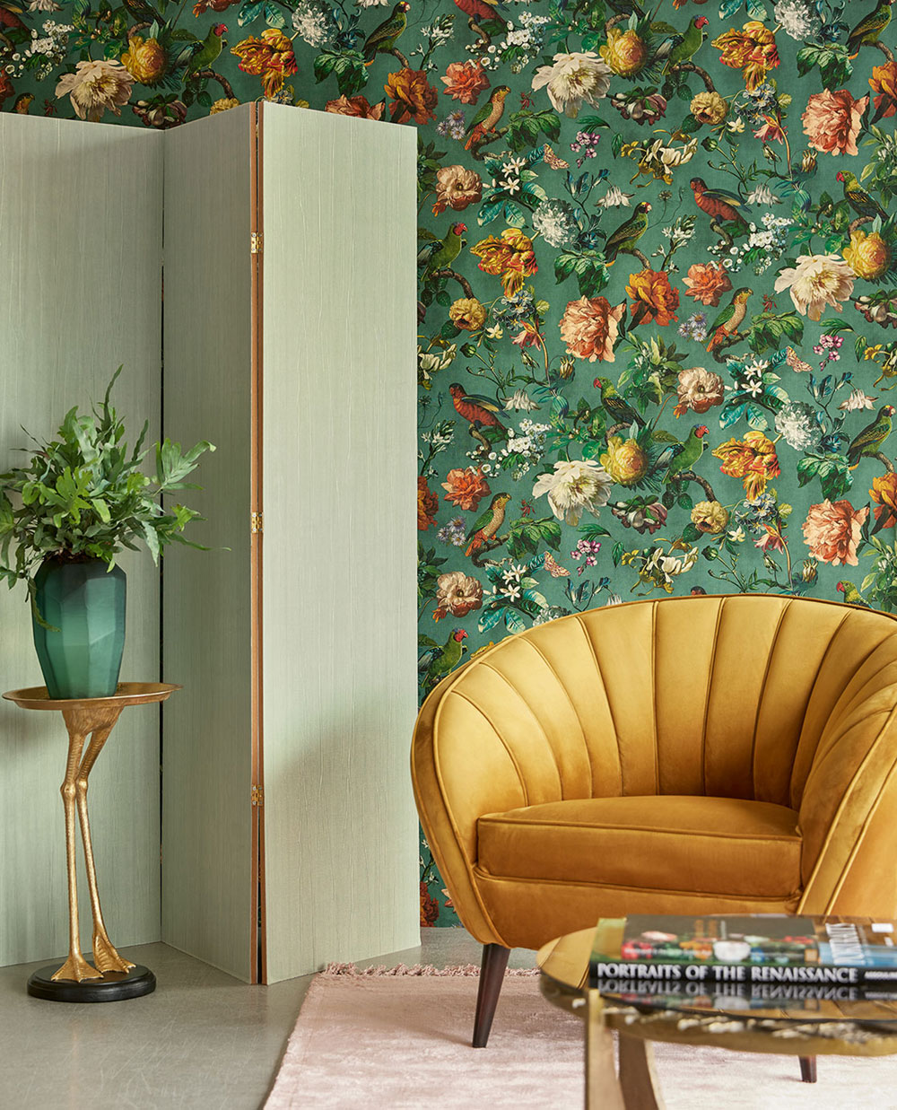 Bunte Vliestapete mit Blumen und Papageien